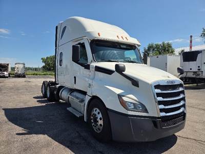 Freightliner Cascadia 126 Sleeper Semi Truck - 72" Integral Sleeper, Cummins 450HP, 10 Speed Automatic