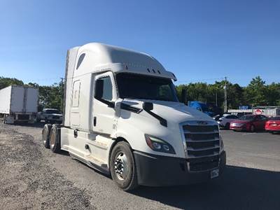 Freightliner Cascadia 126 Sleeper Semi Truck - 72" Integral Sleeper, Cummins 450HP, 13 Speed Automatic