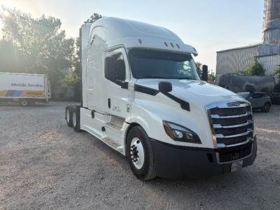 Freightliner Cascadia 126 Sleeper Semi Truck - 72" Integral Sleeper, Cummins 450HP, 13 Speed Automatic