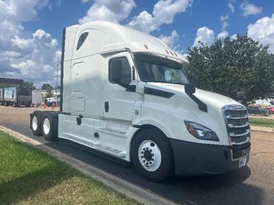 Freightliner Cascadia 126 Sleeper Semi Truck - 72" Integral Sleeper, Cummins 450HP, 13 Speed Automatic