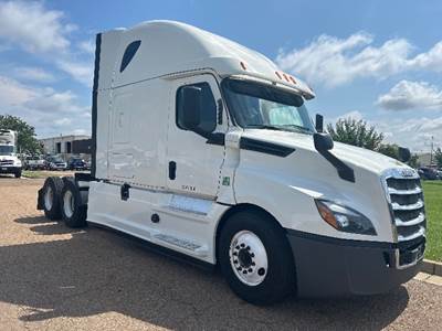 Freightliner Cascadia 126 Sleeper Semi Truck - 72" Integral Sleeper, Cummins 450HP, 13 Speed Automatic