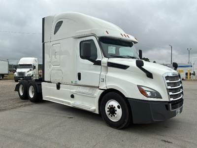 Freightliner Cascadia 126 Sleeper Semi Truck - 72" Integral Sleeper, Cummins 450HP, 13 Speed Automatic