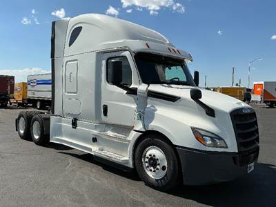 Freightliner Cascadia 126 Sleeper Semi Truck - 72" Integral Sleeper, Cummins 450HP, 13 Speed Automatic