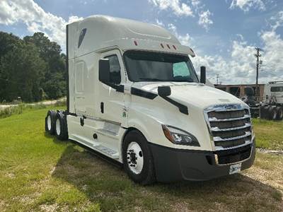 Freightliner Cascadia 126 Sleeper Semi Truck - 72" Integral Sleeper, Cummins 450HP, 13 Speed Automatic