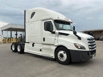 Freightliner Cascadia 126 Sleeper Semi Truck - 72" Integral Sleeper, Cummins 450HP, 13 Speed Automatic