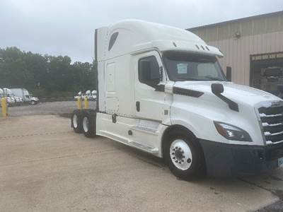 Freightliner Cascadia 126 Sleeper Semi Truck - 72" Integral Sleeper, Cummins 450HP, 13 Speed Automatic