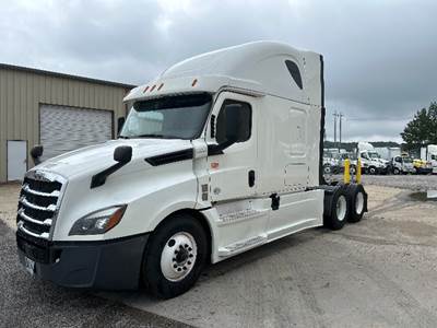Freightliner Cascadia 126 Sleeper Semi Truck - 72" Integral Sleeper, Cummins 450HP, 13 Speed Automatic