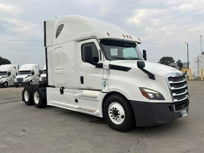 Freightliner Cascadia 126 Sleeper Semi Truck - 72" Integral Sleeper, Cummins 450HP, 13 Speed Automatic