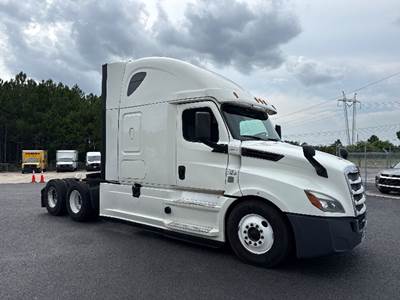 Freightliner Cascadia 126 Sleeper Semi Truck - 72" Integral Sleeper, Cummins 450HP, 13 Speed Automatic