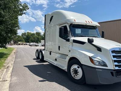 Freightliner Cascadia 126 Sleeper Semi Truck - 72" Integral Sleeper, Cummins 450HP, 13 Speed Automatic