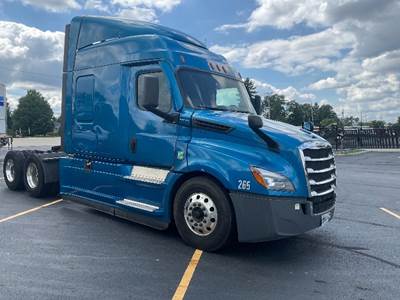 Freightliner Cascadia 126 Sleeper Semi Truck - 72" Integral Sleeper, 475HP, 12 Speed Automatic