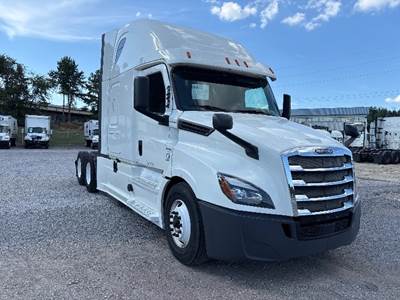 Freightliner Cascadia 126 Sleeper Semi Truck - 72" Integral Sleeper, Cummins 450HP, 13 Speed Automatic