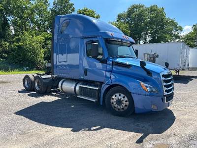 Freightliner Cascadia 126 Sleeper Semi Truck - 72" Integral Sleeper, 475HP, 12 Speed Automatic