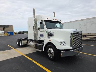 Freightliner Coronado 122 SD Sleeper Semi Truck - 70" Integral Sleeper, 500HP, 13 Speed Automatic
