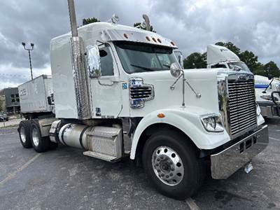 Freightliner Coronado 122 SD Sleeper Semi Truck - 70" Integral Sleeper, 455HP, 13 Speed Automatic