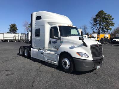 International LT625 Sleeper Semi Truck - 73" Integral Sleeper, Cummins 450HP, 13 Speed Automatic