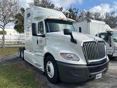 International LT625 Sleeper Semi Truck - 73" Integral Sleeper, Cummins 450HP, 10 Speed Automatic