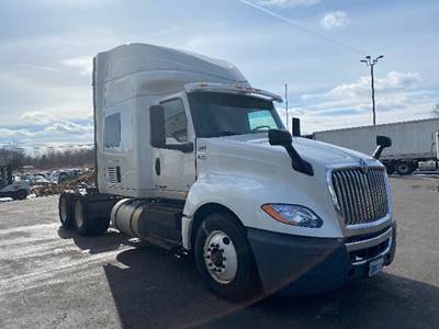 International LT625 Sleeper Semi Truck - Integral Sleeper, Cummins 430HP, 10 Speed Automatic