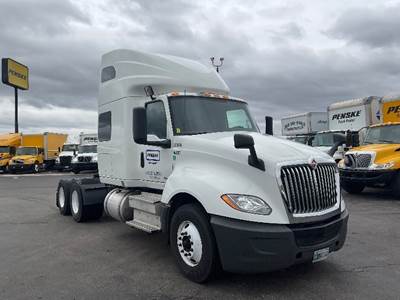 International LT625 Sleeper Semi Truck - 73" Integral Sleeper, 450HP, 10 Speed Automatic