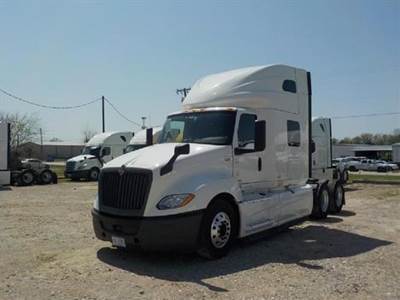 International LT625 Single Axle Sleeper Semi Truck - Integral Sleeper, 450HP, 12 Speed Automatic