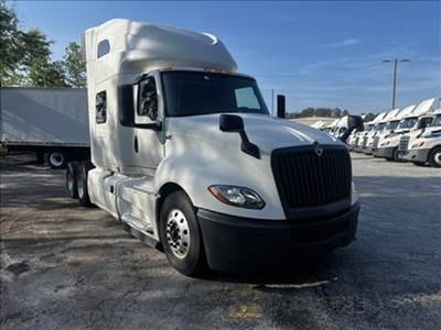 International LT625 Sleeper Semi Truck - Integral Sleeper, 450HP, 12 Speed Automatic