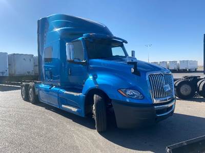 International LT625 Single Axle Sleeper Semi Truck - 73" Integral Sleeper, Cummins 400HP, 11 Speed Automatic
