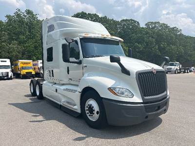International LT625 Sleeper Semi Truck - 73" Integral Sleeper, 450HP, 12 Speed Automatic