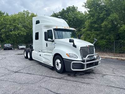 International LT625 Sleeper Semi Truck - 73" Integral Sleeper, Cummins 450HP, 12 Speed Automatic