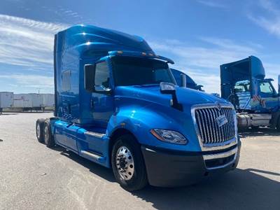 International LT625 Single Axle Sleeper Semi Truck - 73" Integral Sleeper, Cummins 400HP, 11 Speed Automatic