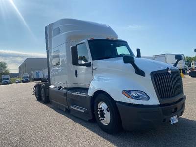 International LT625 Sleeper Semi Truck - 73" Integral Sleeper, Cummins 450HP, 12 Speed Automatic