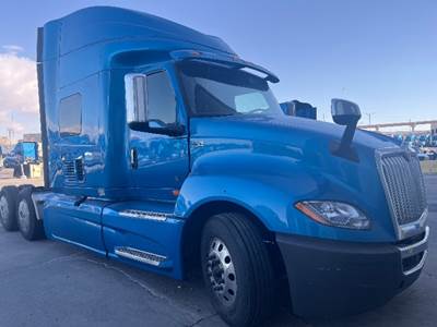 International LT625 Single Axle Sleeper Semi Truck - 73" Integral Sleeper, Cummins 400HP, 11 Speed Automatic