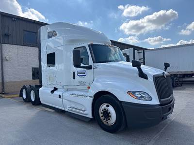 International LT625 Sleeper Semi Truck - 73" Integral Sleeper, Cummins 450HP, 13 Speed Automatic