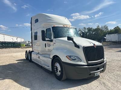 International LT625 Sleeper Semi Truck - 73" Integral Sleeper, Cummins 450HP, 12 Speed Automatic