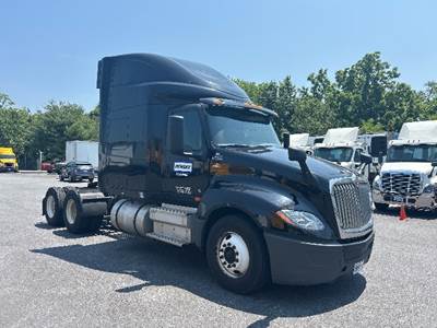 International LT625 Sleeper Semi Truck - 73" Integral Sleeper, Cummins 450HP, 13 Speed Automatic