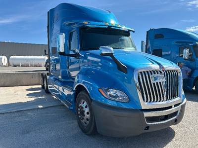 International LT625 Sleeper Semi Truck - 73" Integral Sleeper, Cummins 400HP, 11 Speed Automatic