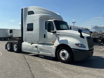 International LT625 Sleeper Semi Truck - 73" Integral Sleeper, Cummins 450HP, 13 Speed Automatic