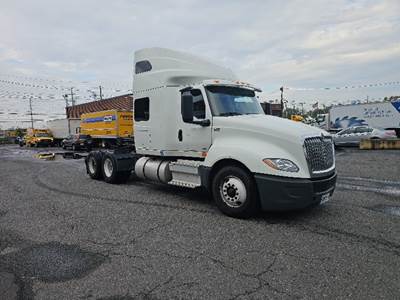 International LT625 Sleeper Semi Truck - 73" Integral Sleeper, 450HP, 12 Speed Automatic