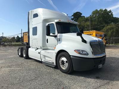 International LT625 Sleeper Semi Truck - 73" Integral Sleeper, Cummins 450HP, 13 Speed Automatic