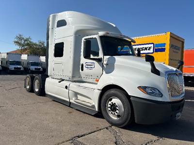 International LT625 Sleeper Semi Truck - 73" Integral Sleeper, Cummins 450HP, 13 Speed Automatic