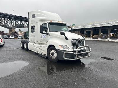 International LT625 Sleeper Semi Truck - 73" Integral Sleeper, Cummins 450HP, 13 Speed Automatic
