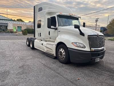 International LT625 Sleeper Semi Truck - 73" Integral Sleeper, Cummins 450HP, 13 Speed Automatic
