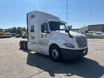 International LT625 Sleeper Semi Truck - 73" Integral Sleeper, 450HP, 12 Speed Automatic