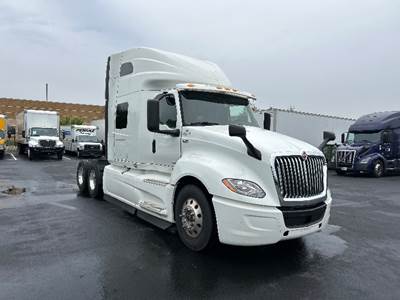 International LT625 Sleeper Semi Truck - 73" Integral Sleeper, 450HP, 12 Speed Automatic