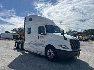 International LT625 Sleeper Semi Truck - 73" Integral Sleeper, Cummins 450HP, 13 Speed Automatic