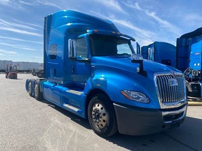 International LT625 Single Axle Sleeper Semi Truck - 73" Integral Sleeper, Cummins 400HP, 11 Speed Automatic