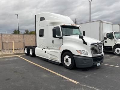 International LT625 Sleeper Semi Truck - 73" Integral Sleeper, Cummins 450HP, 12 Speed Automatic