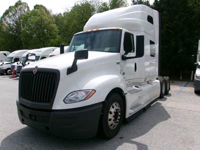 International LT625 Sleeper Semi Truck - Integral Sleeper, 450HP, 12 Speed Automatic