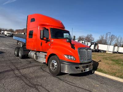 International LT625 Sleeper Semi Truck - 73" Integral Sleeper, 450HP, 12 Speed Automatic