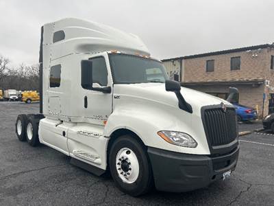 International LT625 Sleeper Semi Truck - 73" Integral Sleeper, Cummins 450HP, 12 Speed Automatic