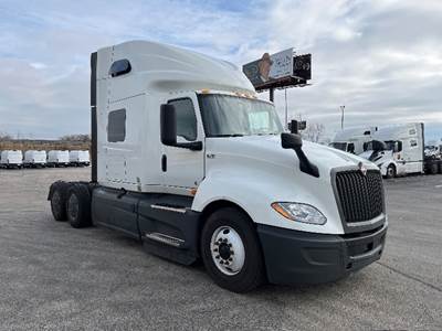 International LT625 Sleeper Semi Truck - 73" Integral Sleeper, Cummins 450HP, 12 Speed Automatic